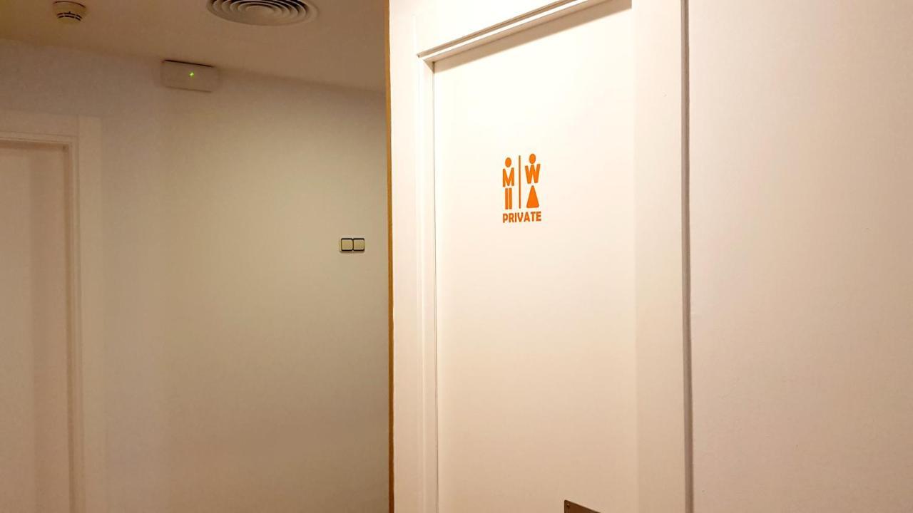 Hostal La Palmera Барселона Экстерьер фото