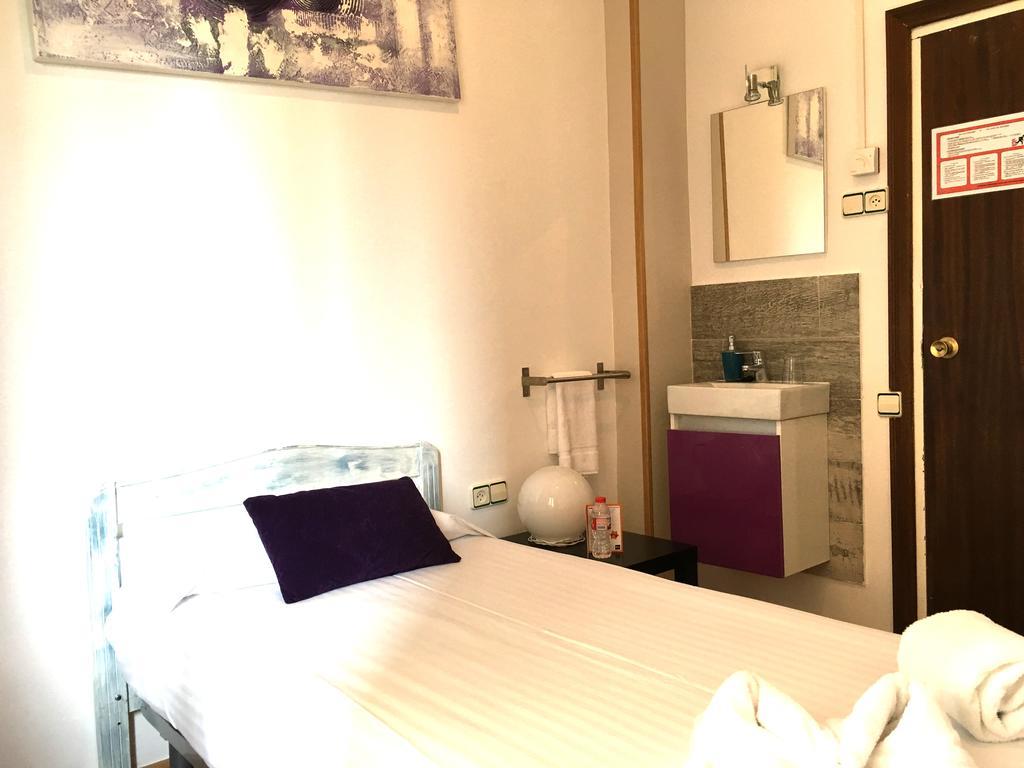 Hostal La Palmera Барселона Экстерьер фото