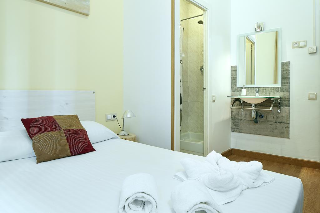 Hostal La Palmera Барселона Экстерьер фото
