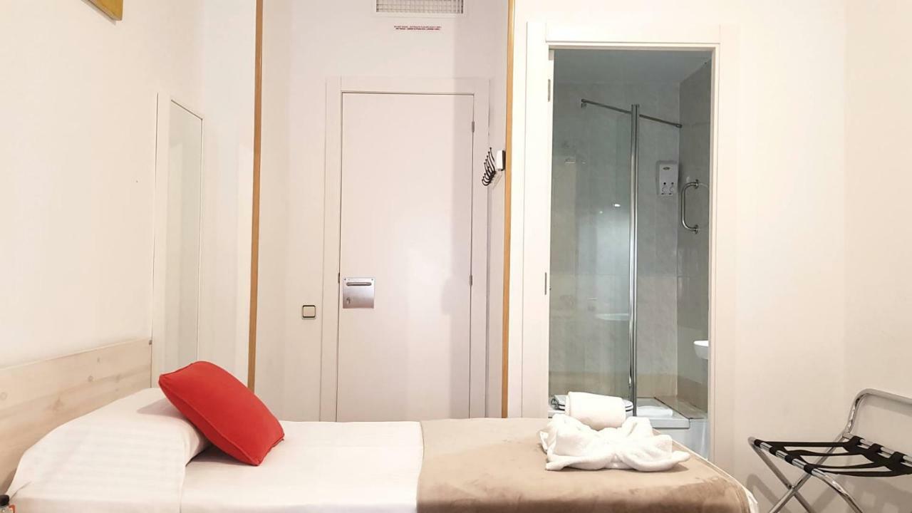 Hostal La Palmera Барселона Экстерьер фото