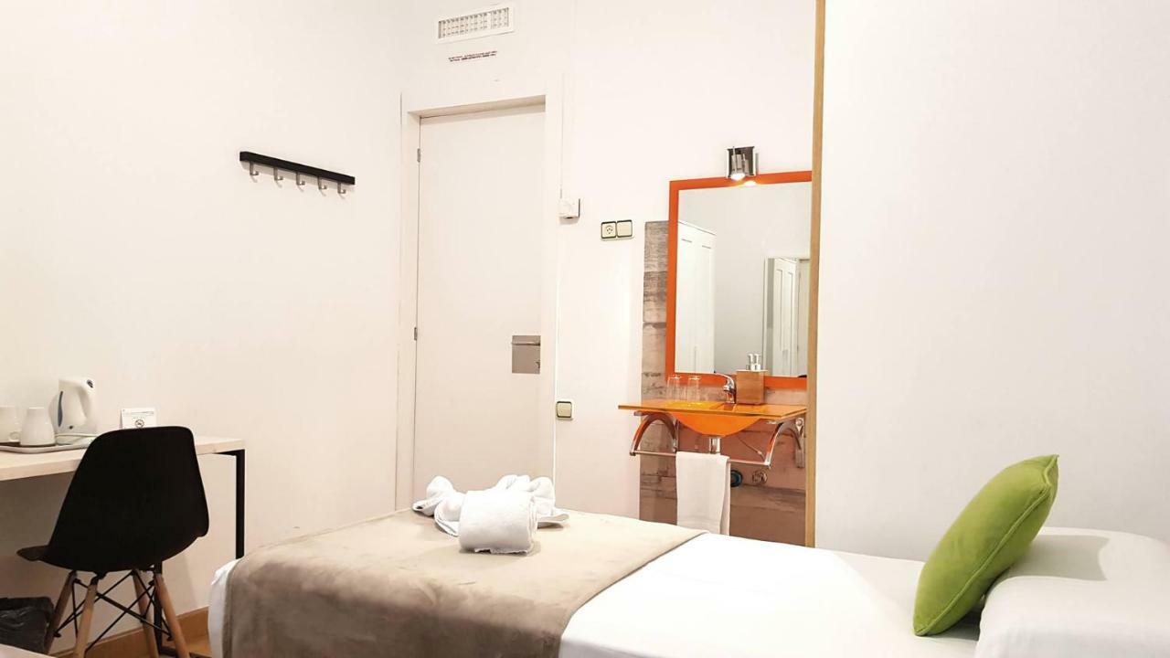 Hostal La Palmera Барселона Экстерьер фото