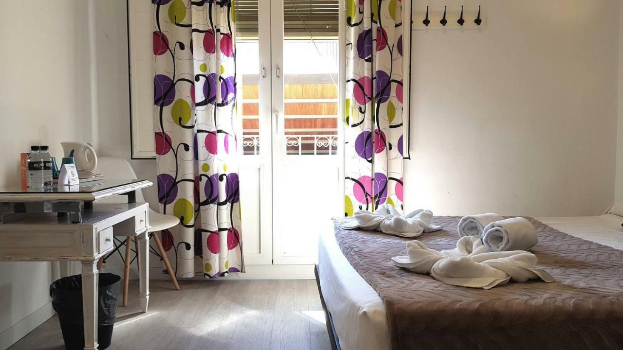 Hostal La Palmera Барселона Экстерьер фото