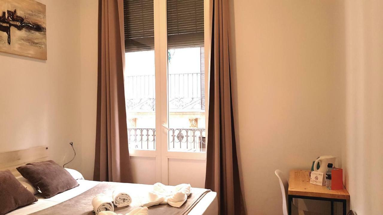 Hostal La Palmera Барселона Экстерьер фото